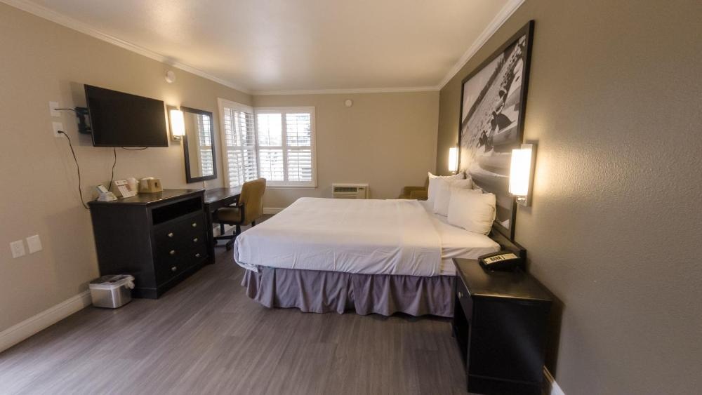 Super 8 by Wyndham Santa Cruz/Beach Boardwalk East